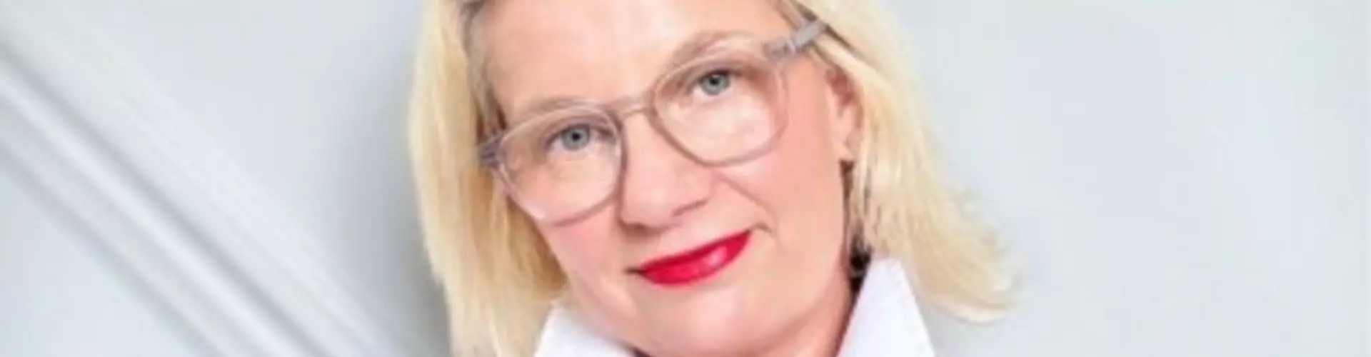 photo of Jo Holmes
